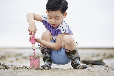 在沙滩边玩耍的儿童夏天高清图片素材