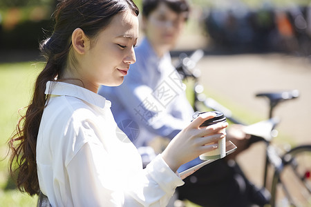 快乐学生脚踏车停放一个轻松的女人图片