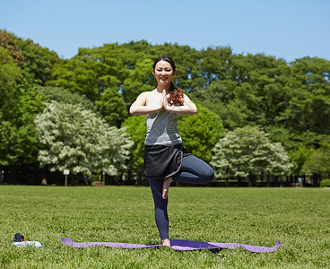 公园瑜伽锻炼的女性图片