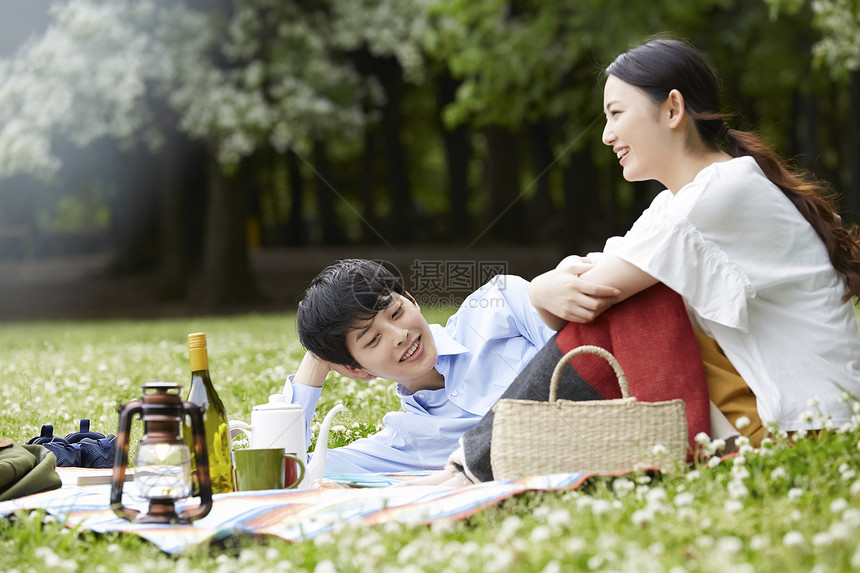 假期户外野餐开心的年轻情侣图片