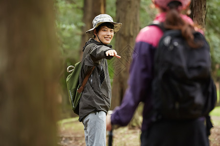 森林里伸手微笑的青年男子图片
