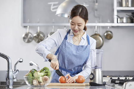 评价后面成人厨房烹饪女人韩国人西兰花高清图片素材