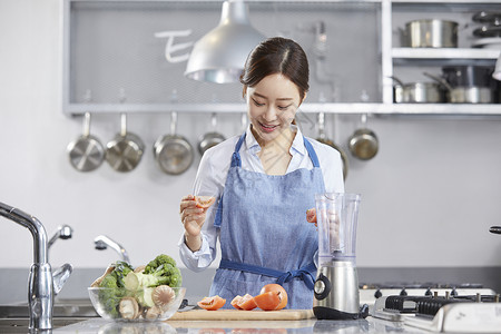 前视图强烈的感情亚洲人厨房烹饪女人韩国人图片