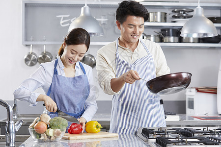 年轻夫妻厨房烹饪备菜蔬菜高清图片素材