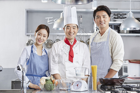 韩国厨师新生代看门人前视图烹饪课夫妻厨师韩语背景