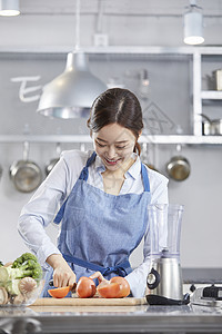 在内家庭主妇支架厨房烹饪女人韩国人橱柜高清图片素材