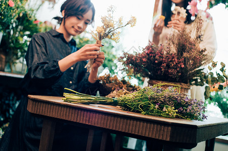 鲜花店促销展架女士们年轻的女孩快乐花店的女教室背景