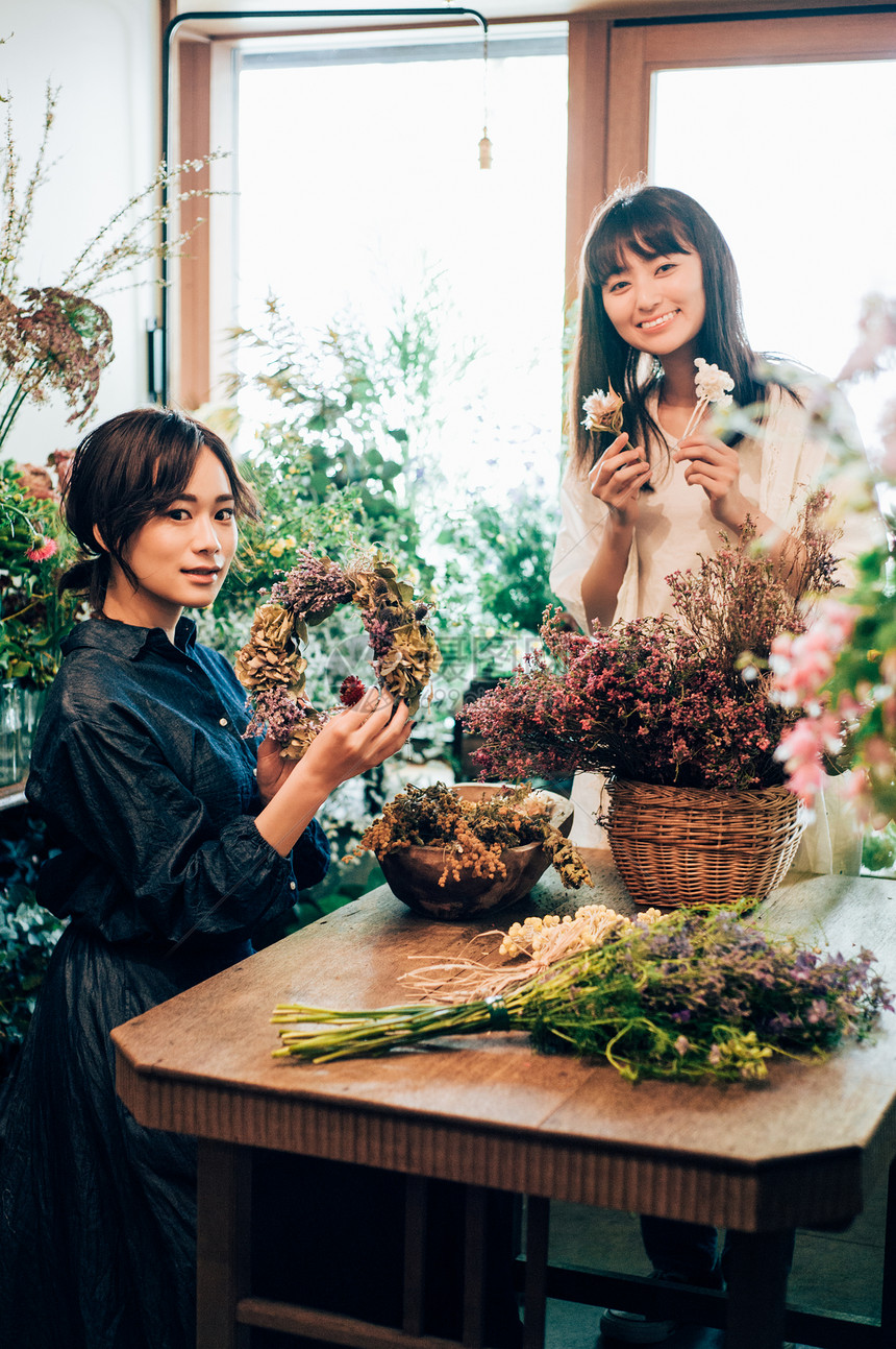 亚洲人手工制作文稿空间花店的女教室图片