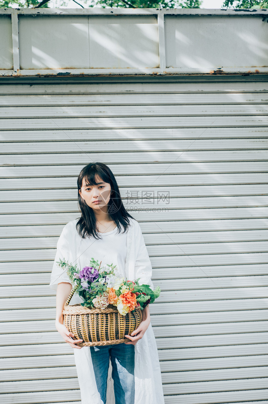 年轻美女捧着鲜花图片