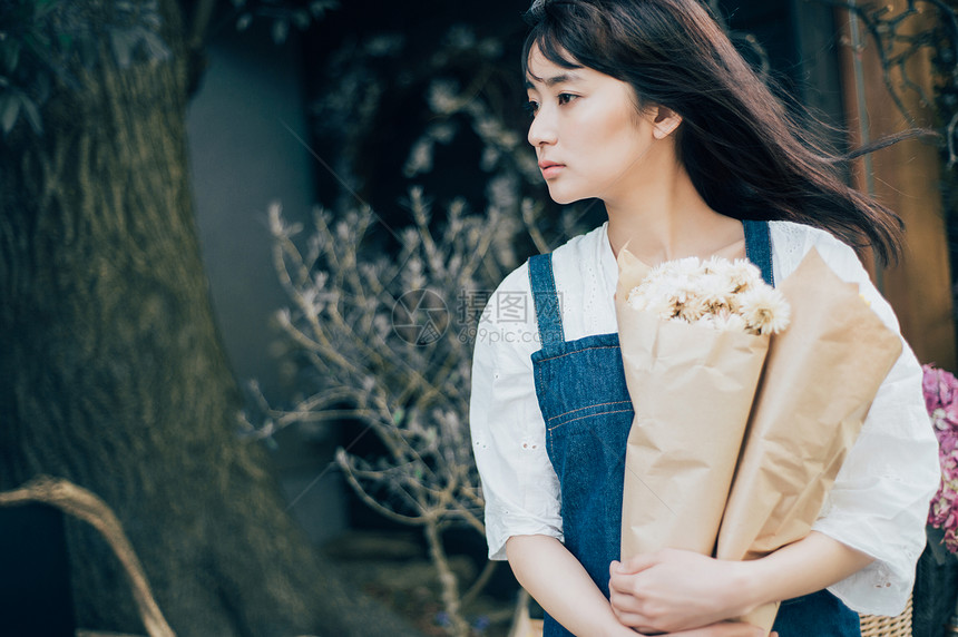 美女与鲜花图片