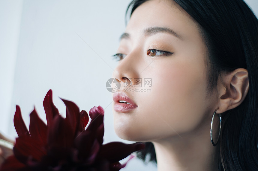 美女与鲜花图片