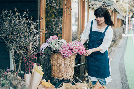 鲜花坊促销在花店里面的美女形象背景