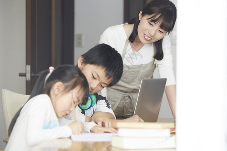 在一起学习的孩子女生高清图片素材