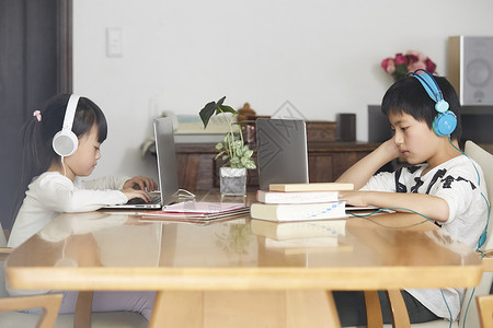 认真学习的孩子小朋友高清图片素材