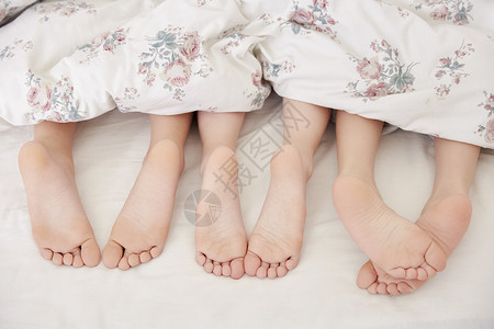 儿童排列整齐的脚丫子图片