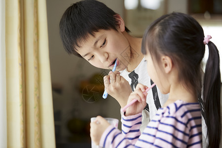 起床刷牙的小男孩和小女孩图片