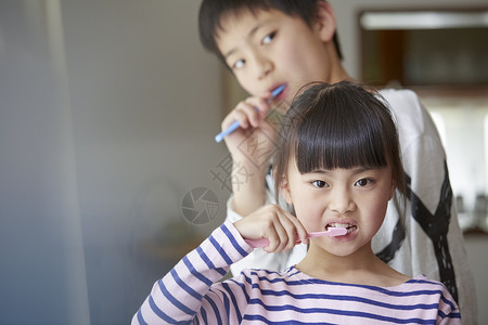 起床刷牙的小男孩和小女孩图片
