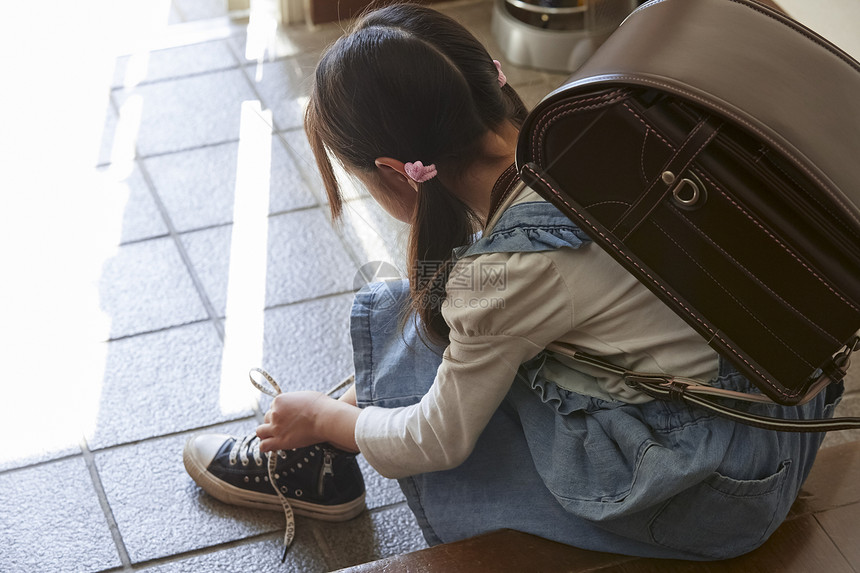 女士们书包坐孩子们去上学图片