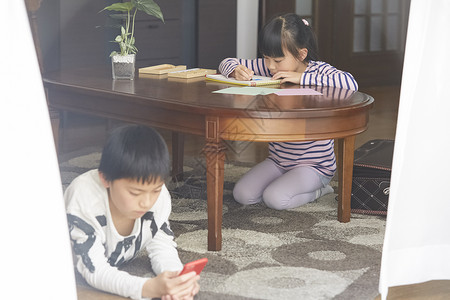 在家中学习玩耍的男孩女孩双人高清图片素材