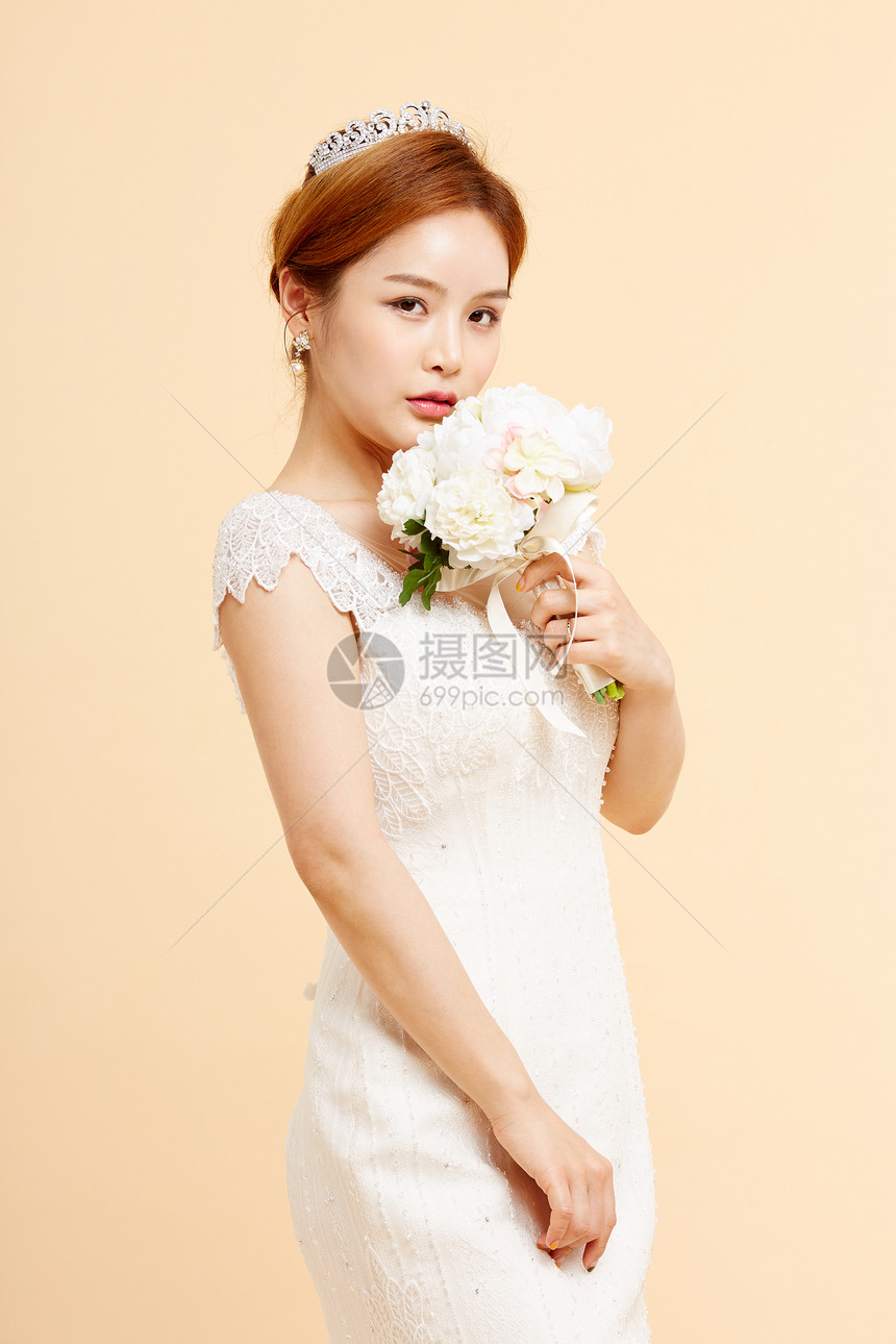 穿白色婚纱拍照的新娘图片