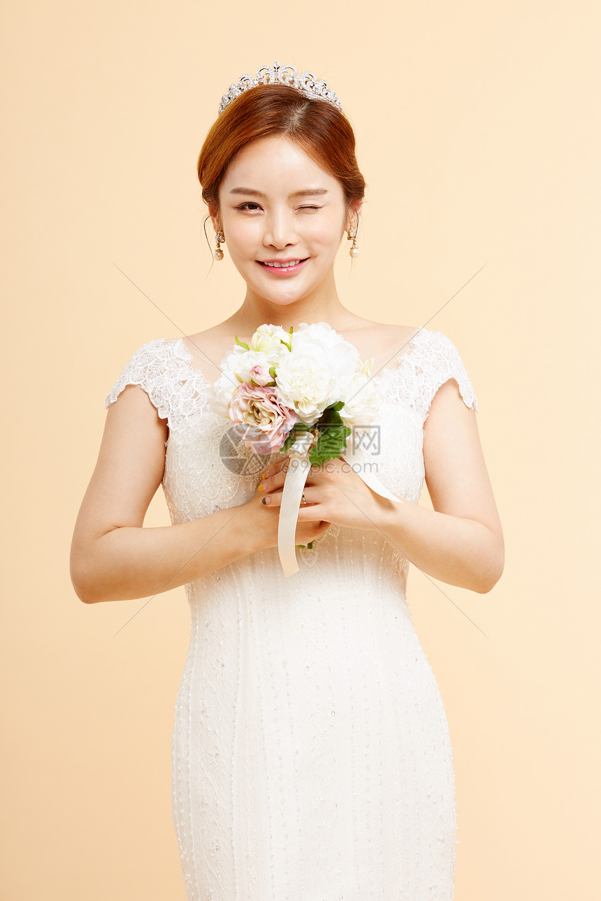 手拿花束的美女新娘图片