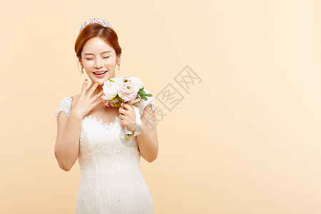 手拿花束的幸福新娘图片