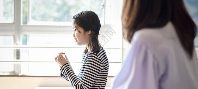 女孩们学习自主研发it教育的课堂场面微笑高清图片素材