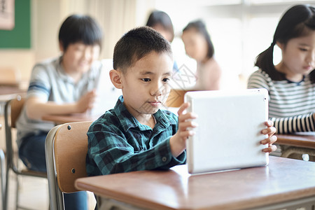 小学生在老师的指导下学习平板电脑使用知识上品高清图片素材