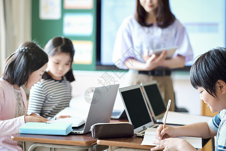 做作业的学生男孩们高清图片素材