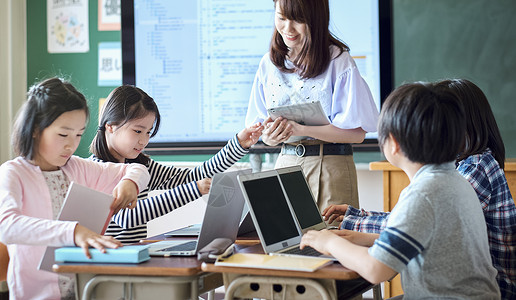 使用平板电脑上课的学生们教学用具高清图片素材