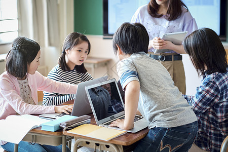 使用电脑上课的学生们图片