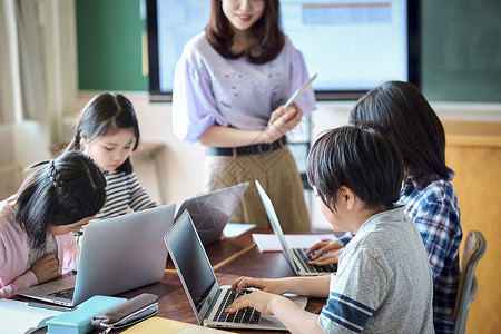 小学生在老师的指导下学习电脑使用知识日本人高清图片素材