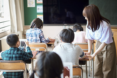 小学生在老师的指导下学习电脑使用知识日本人高清图片素材