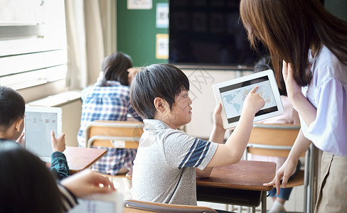 小学生在老师的指导下学习电脑使用知识上品高清图片素材