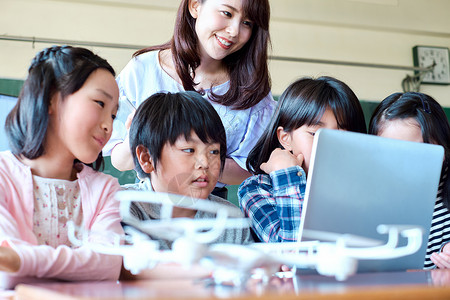 小学生在老师的指导下学习电脑使用知识情报高清图片素材