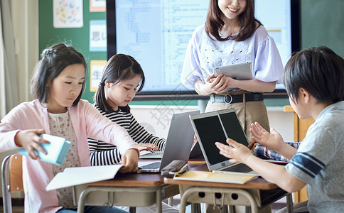 在线上课学习的小学生图片