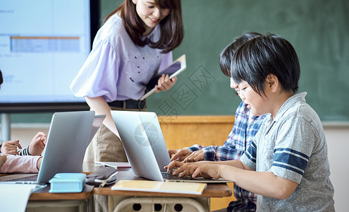 学生学习计算机课程女性高清图片素材