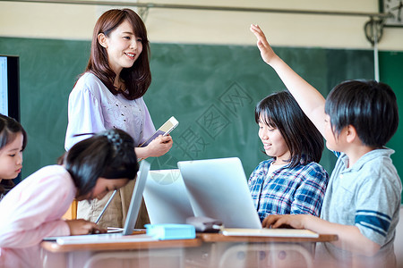 老师在教学生用电脑查询资料学校高清图片素材