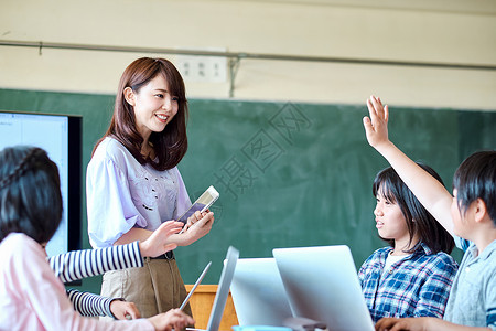 老师在教学生用电脑查询资料少女高清图片素材