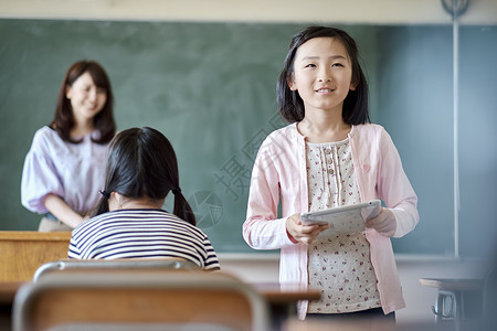 课堂上使用平板电脑的学生学校高清图片素材