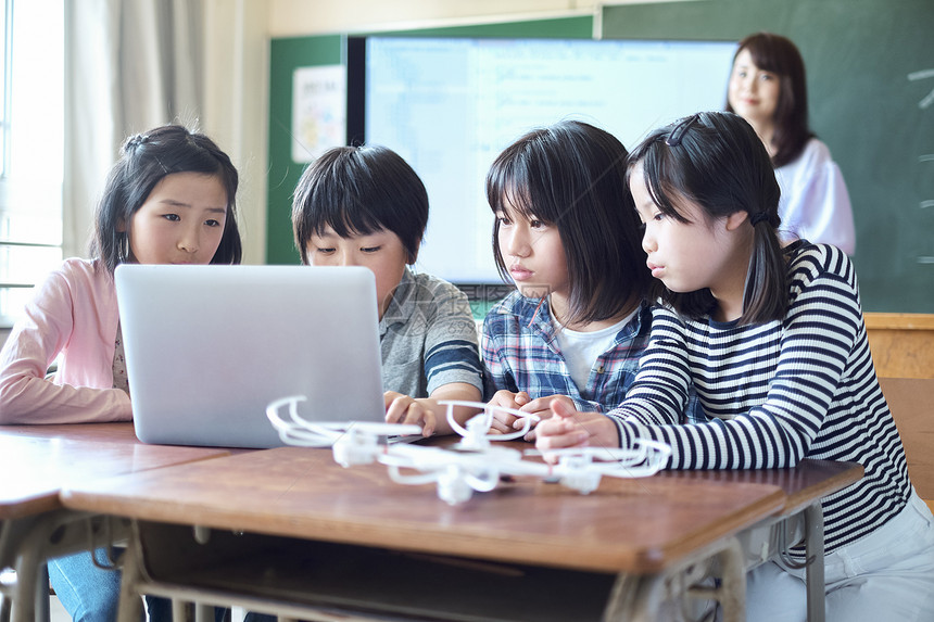 在学校学习计算机课程的孩子图片