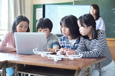 在学校学习计算机课程的孩子学生高清图片素材