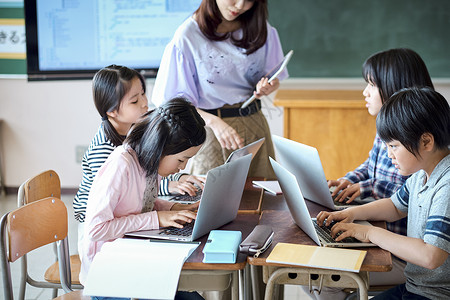 学习电子计算机课程的小学生小姑娘高清图片素材