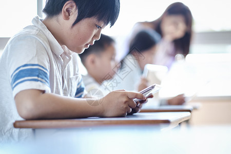 学生上课使用平板电脑图片