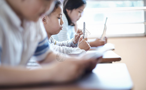 学生上课使用平板电脑小学高清图片素材