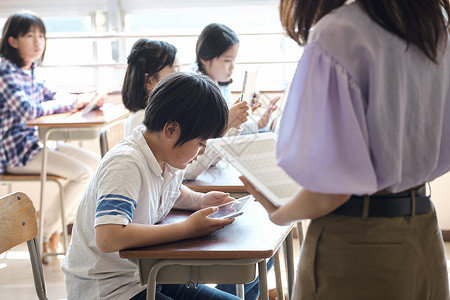 老师在教学生如何使用数码产品学习笑容高清图片素材