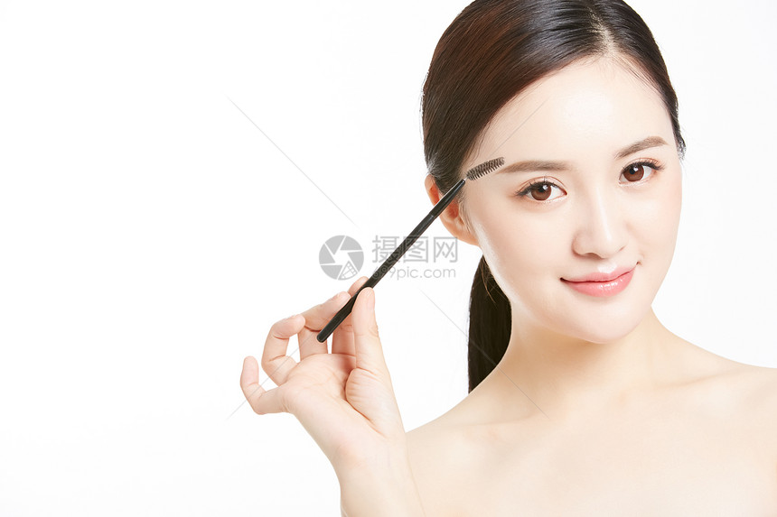 年轻女子美妆使用眉笔图片
