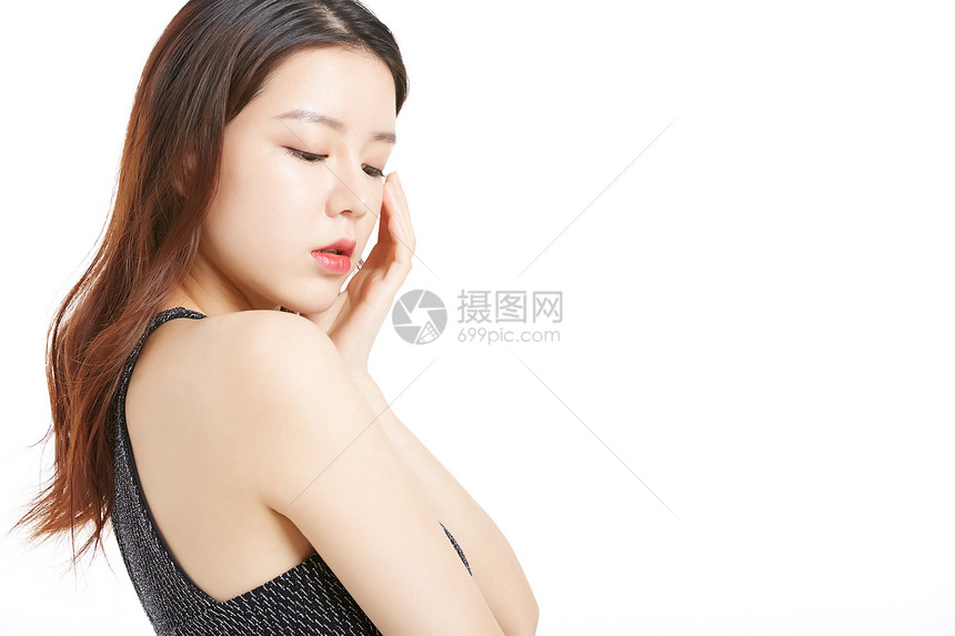 美妆的年轻女子图片