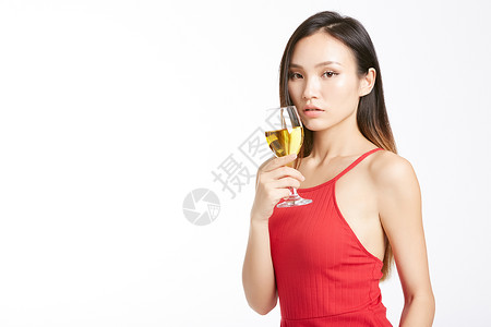 派对上拿着拿着白葡萄酒的气质美女图片