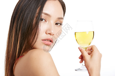 拿着白葡萄酒的气质美女图片